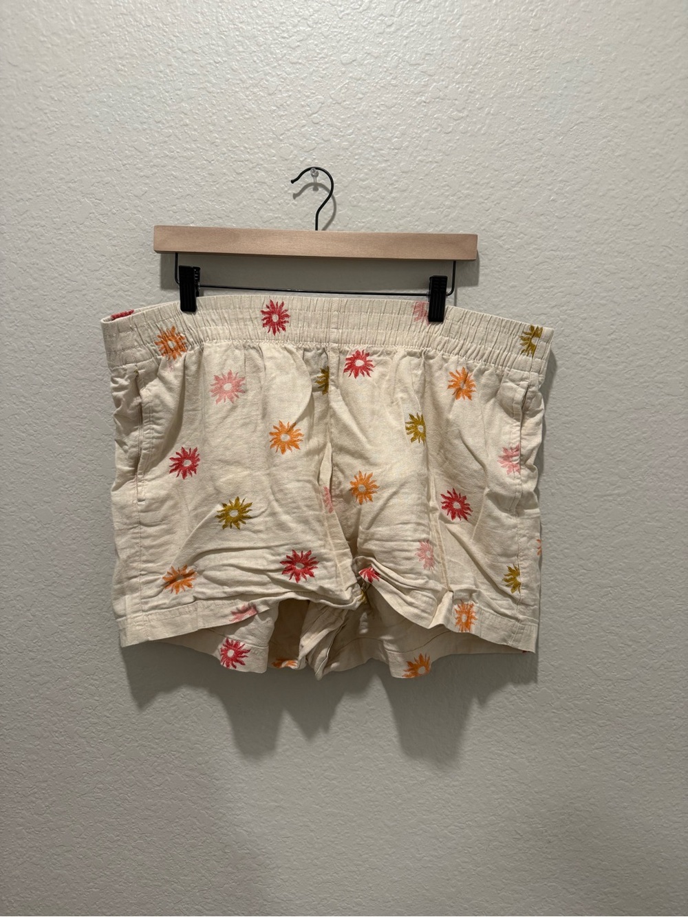 Old Navy Cream Floral Embroidered Elastic-Waist Shorts
